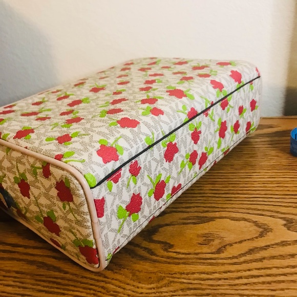 Michael kors toiletry bag. - Picture 8 of 12